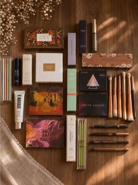 Assorted Women’s Eyeshadow Palette - Multi-Color